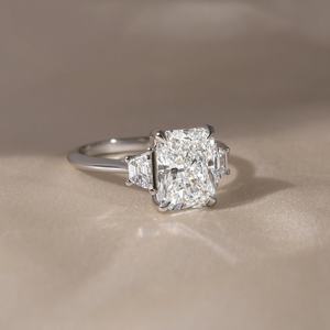 Anillo de Compromiso de Diamantes con Tres Piedras de Corte Radiante Platino, Joyería Nupcial Clásica Solitario, Precio al por Mayor - Product Image 1