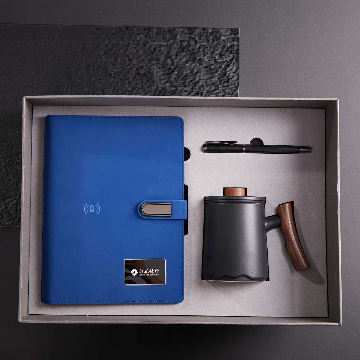 Charger pour ordinateur portable + stylo + tasse