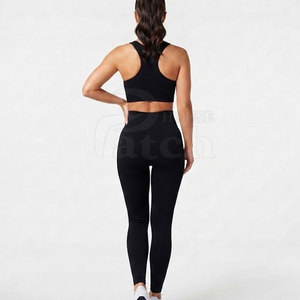 Conjunto de yoga de alta calidad con tela suave y diseño transpirable para entrenamiento, con ajuste flexible y uso duradero. - Product Image 2