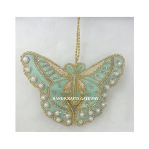 Forma de mariposa Zari bordado árbol de Navidad adorno colgante Material de tela con trabajo de cuentas utilizado para decoración y regalo de Diwali - Product Image 1