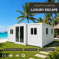 Villa de plage moderne à double aile avec murs en verre, maison extensible pour un glamping de luxe en bord de mer et une station privée