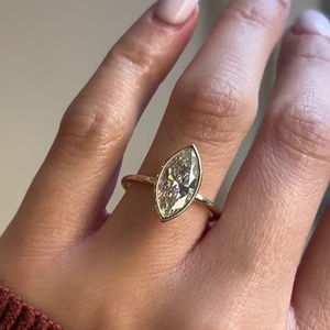 Bague de fiançailles solitaire en diamant de laboratoire de 2,00 carats, taille marquise, sertie clos, certifiée IGI, couleur DEF pour femme - Product Image 3
