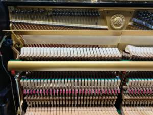 Piano Vertical Yamaha U1A de Alta Calidad con Acabado Negro, Tapa de Madera Sólida, Diseño Clásico y Tacto Suave (400+ Teclas) - Product Image 3