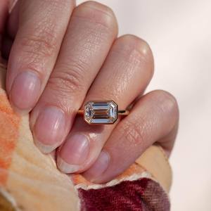 East West Emerald Cut CZ Anillo solitario en oro rosa | Banda de compromiso con bisel de 6x8mm - Product Image 3