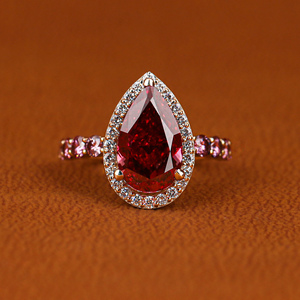 Bague de fiançailles classique plaquée or 18 carats avec diamant rose taille poire créé en laboratoire et diamants ronds roses et blancs sur les côtés - Product Image 2