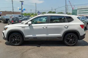 Volkswagen Taos 2024 en parfait état - Product Image 4