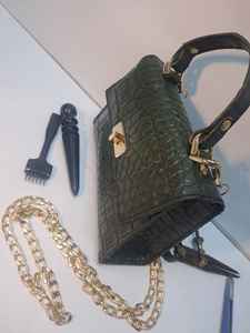 Bolso de Mano de Moda para Mujer, Bolso de Hombro Tipo Clutch, de Piel de Cocodrilo con Acabado de Piel de Caimán, de Anwar Enterprises, Venta al por Mayor - Product Image 1