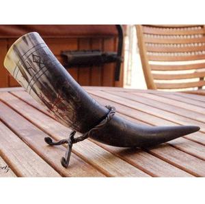 Taza Vikinga para Beber de Cuerno de Búfalo Natural Ecológico con Soporte de Madera Hecha a Mano en India - Product Image 3