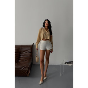 Camisa Corta Beige para Mujer con Cuello Blanco y Detalle de Etiqueta - Product Image 4