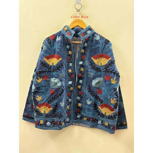 Chaqueta de terciopelo ecológica azul real con bordado floral vintage, cuello mandarín, manga larga y costura abierta para invierno - Product Image 4