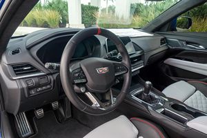 รถ Cadillac CT4-V Blackwing ปี 2023 เกียร์ธรรมดา 6 สปีด เครื่องยนต์ V6 ทวินเทอร์โบ 472 แรงม้า สี Wave Metallic ไม่ได้ดัดแปลง พร้อมกล้อง - Product Image 2