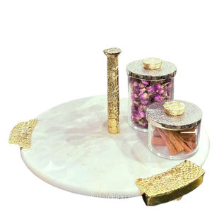 Support à gâteau de luxe à 2 niveaux plaqué or fait à la main en aluminium et acier inoxydable avec moule en résine époxy de forme carrée - Product Image 3