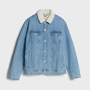 เสื้อแจ็คเก็ตยีนส์บุขนเชอร์ปาสำหรับผู้ชาย สีฟ้าอ่อนสไตล์วินเทจ คอปกขนเฟอร์ อุ่นสบาย เหมาะสำหรับฤดูหนาว เสื้อโค้ทยีนส์ทรงทรัคเกอร์ หนา ทนทาน สไตล์สตรีทแวร์ - Product Image 1