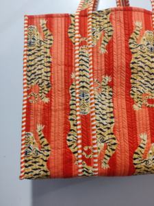 Bolso de mano acolchado hecho a mano con estampado de rayas de tigre de algodón con bolsillo interior, bolsos de mensajero bohemios PARA MUJER DE LA India - Product Image 3