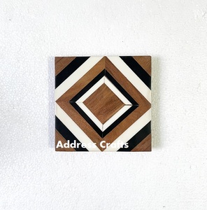 Posavasos Cuadrados de Madera/Resina Hechos a Mano, Duraderos, Antideslizantes, Ecológicos y Decorativos para Hogar, Hotel y Restaurante - Product Image 1