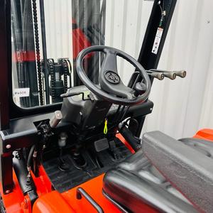Montacargas Eléctrico Serie H2000 con Mástil de 3 Etapas, Neumáticos Sólidos, Operación con Asiento, Uso en Interiores, Planta de Fabricación - Product Image 3