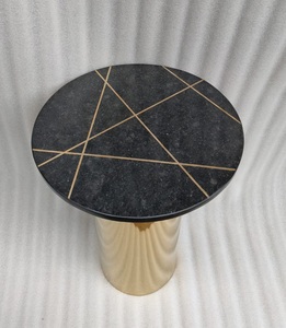 Mesa redonda lateral de acero inoxidable con mármol natural negro e incrustaciones de latón y estructura recubierta de deposición física de vapor - Product Image 2