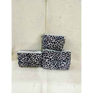 Trousse de Maquillage Grande Capacité Jaipuri, Pochette Cosmétique Portable en Velours avec Fermeture Éclair, Motif Léopard Brodé Simple et Moderne pour Utilisation Extérieure - Product Image 1