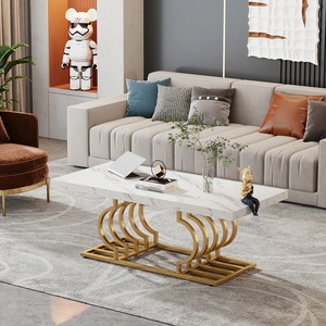Table basse de luxe au design écologique moderne, plateau en faux marbre blanc et or, base en métal doré géométrique - Product Image 3