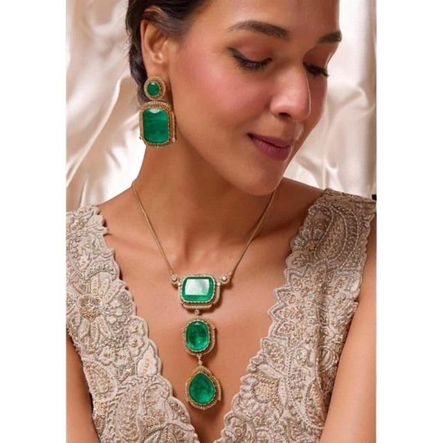 สีเขียวเข้ม