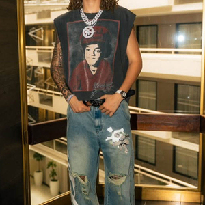 Camiseta sin mangas de algodón 100% puro de alto gramaje con cuello redondo, lavado ácido y gráfico desgastado, estilo holgado para gimnasio y verano. - Product Image 5