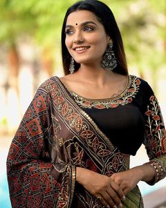 Nuevo diseñador de ropa de fiesta y boda, estampado Digital de seda de mantequilla y encaje de trabajo manual Lehenga Choli con Dupatta listo para usar - Product Image 1