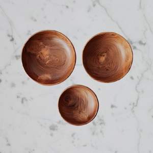 Venta al por mayor de cuencos de madera clásicos hechos a mano de Indonesia, aptos para lavavajillas desechables ecológicos en 3 tamaños - Product Image 2