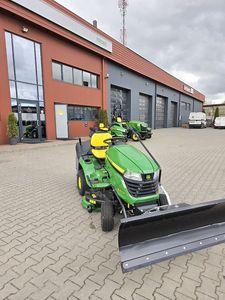 Tracteur de pelouse John Dere X948 24HP à transmission par engrenages 4x4 vert avec siège et roues jaunes - Product Image 2