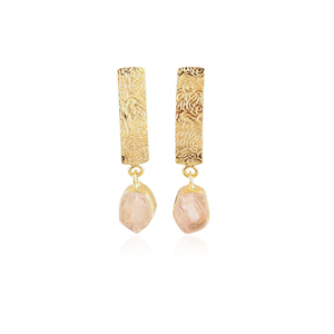 Pendientes colgantes de cuarzo rosa, cristal curativo natural de alta calidad, con baño de oro y textura metálica de diseño. - Product Image 1
