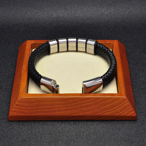 Pulsera magnética con logotipo grabado personalizado, joyería de lujo, pulsera de cuero trenzado para <span class=keywords><strong>hombre</strong></span> - Product Image 3