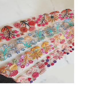 Fleurs sur mesure brodées de quatre façons de couleur dans des motifs floraux ethniques en 1.75 pouces de largeur pour les robes de dames et la revente. - Product Image 1