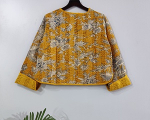 Chaqueta corta de invierno reversible Kantha de algodón hecha a mano para mujer con estampado floral bordado acolchado y transpirable - Product Image 6
