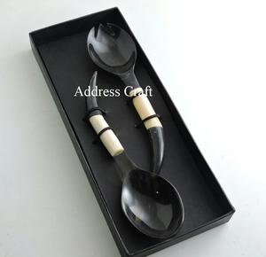 Juego de ensalada de cuerno natural, herramienta para servir ensalada vikinga, herramienta para servir con impresión de logotipo personalizado, herramientas para servir cuerno natural a un precio asequible - Product Image 3