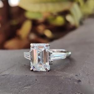 Anillos de boda de compromiso de estilo clásico de oro macizo de 10 quilates, solitario único, Diamante de corte esmeralda cultivado en laboratorio, certificado IGI para fiestas - Product Image 1