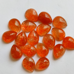 Pierre de soleil ronde naturelle polie en gros pierre précieuse en vrac dans un ornement en cristal de forme libre pour la guérison - Product Image 1