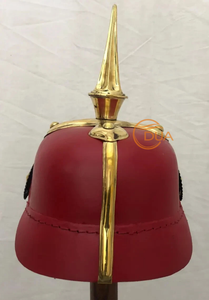 Casco Decorativo Estilo Vintage con Púas, Acabado en Cuero Rojo y Detalles de Latón para Decoración del Hogar - Product Image 5