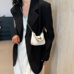 Mini bolso bandolera de moda de invierno de verano para mujer, cuero de Color sólido, lazo metálico geométrico, perla en forma de media luna para mujer - Product Image 4