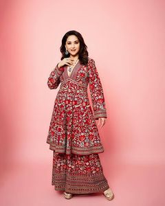 Robes pour femmes en coton, style Anarkali entièrement évasé, avec broderies riches et dupatta, pour occasions festives, provenant d'un exportateur indien. - Product Image 3