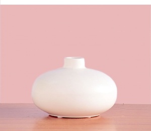 แจกันดอกไม้อลูมิเนียมหล่อสีขาวทันสมัยหรูหราแจกันตั้งพื้นเคลือบผงสีขาวสำหรับตกแต่งบ้านและของขวัญดีไซน์ไม่ซ้ำใคร - Product Image 4