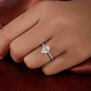 Anillo de compromiso de moissanita de corte de pera alargado en plata 925 Streling 2,35 Ct Anillo solitario clásico en forma de pera para mujer - Product Image 1