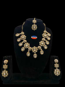 Montana Collier et boucles d'oreilles en alliage de pierres et perles Kundan pour femme pour fête ethnique Wear Anniversaire de fiançailles de mariage - Product Image 4