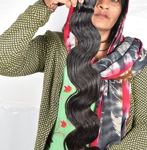 Extensions de cheveux humains indiens Remy à double trame, provenant d'un seul donneur, ondulés (Bodywave), alignés aux cuticules, ondulations naturelles (Water Wave), vierges bruts, qualité fournisseur, confectionnées à la machine - Product Image 1