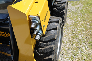 Chargeuse compacte sur pneus Gehl V230 jaune, moteur diesel, composants essentiels du moteur - Product Image 5
