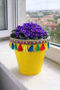 Maceta Decorativa de Plástico con Borlas Amarillas NF Lauren, Estilo Boho, Decorada a Mano, para Plantas de Escritorio - Product Image 3