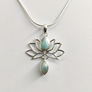 Pendentif en Larimar de 4,6 grammes avec diamant, plaqué or et or rose, serti en forme de fleur et de cœur, pour fiançailles et cadeau - Product Image 1