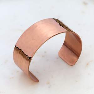 Brazalete de Diseño para Mujer, en Latón Plateado, con Grabado Personalizado Elegante, Brazalete Abierto, Joyería, Regalo - Product Image 2