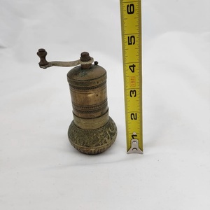 Ensemble de table de sel et de poivre en laiton de style royal pour un service sophistiqué et une présentation de repas élégante - Product Image 2