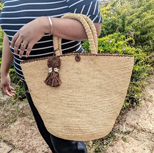 กระเป๋าโท้ทผู้หญิงทำจากฟางทอมือของมาดากัสการ์พร้อมเครื่องประดับที่สง่างามและมีสไตล์ - Product Image 2