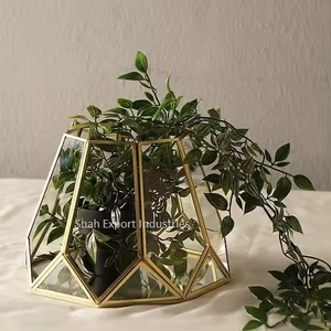 Lanterne à bougie ouragans en verre faite à la main avec cadre en métal doré pour les décorations de mariage et d'événements - Product Image 4