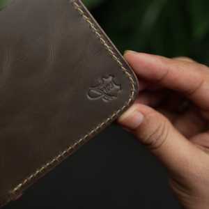 กระเป๋าสตางค์แบบพับได้รุ่นคลาสสิค No.55-V2 สีเขียวมะกอกเข้ม - Product Image 4